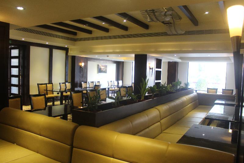 Anandha Convention Centre And होटल